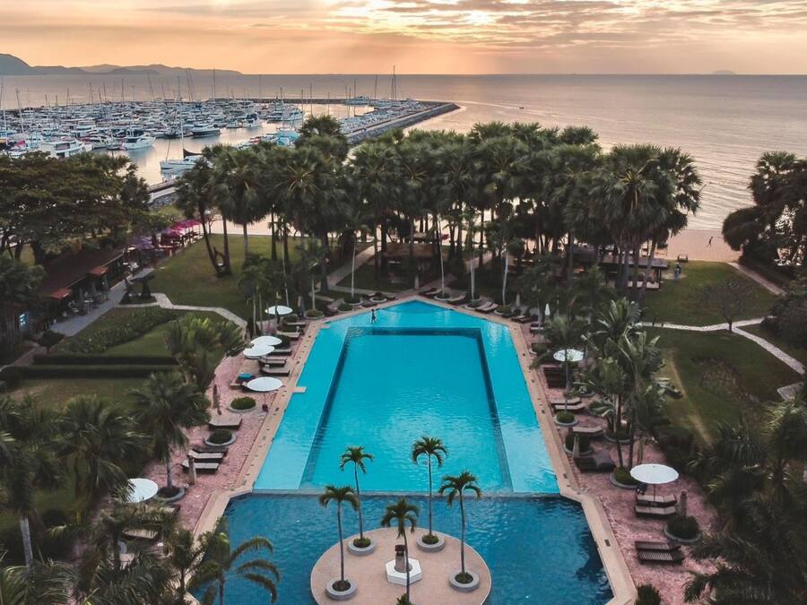 2 buitenzwembaden, parasols voor strand/zwembad