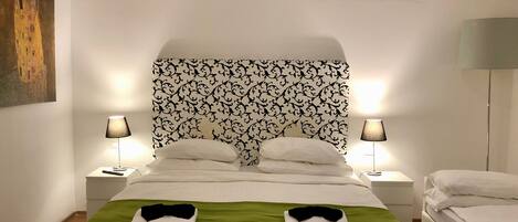 Quarto triplo superior, 1 quarto | 1 quarto, roupas de cama premium, frigobar, cofres nos quartos