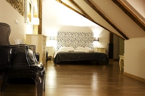 Deluxe Double Room | 1 bedroom, premium bedding, minibar, in-room safe