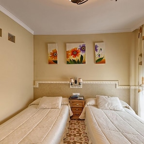 Kamer, 1 twee- of 2 eenpersoonsbedden, privébadkamer, uitzicht op bergen