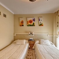 Habitación con 1 cama doble o 2 individuales, baño privado, vistas a la montaña