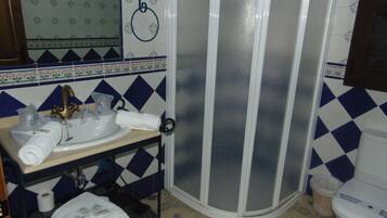 Habitació doble o amb dos llits individuals, bany privat, vistes a la muntanya | Bany