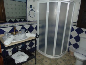 Double or Twin Room, Private Bathroom, Mountain View | Bilik Mandi