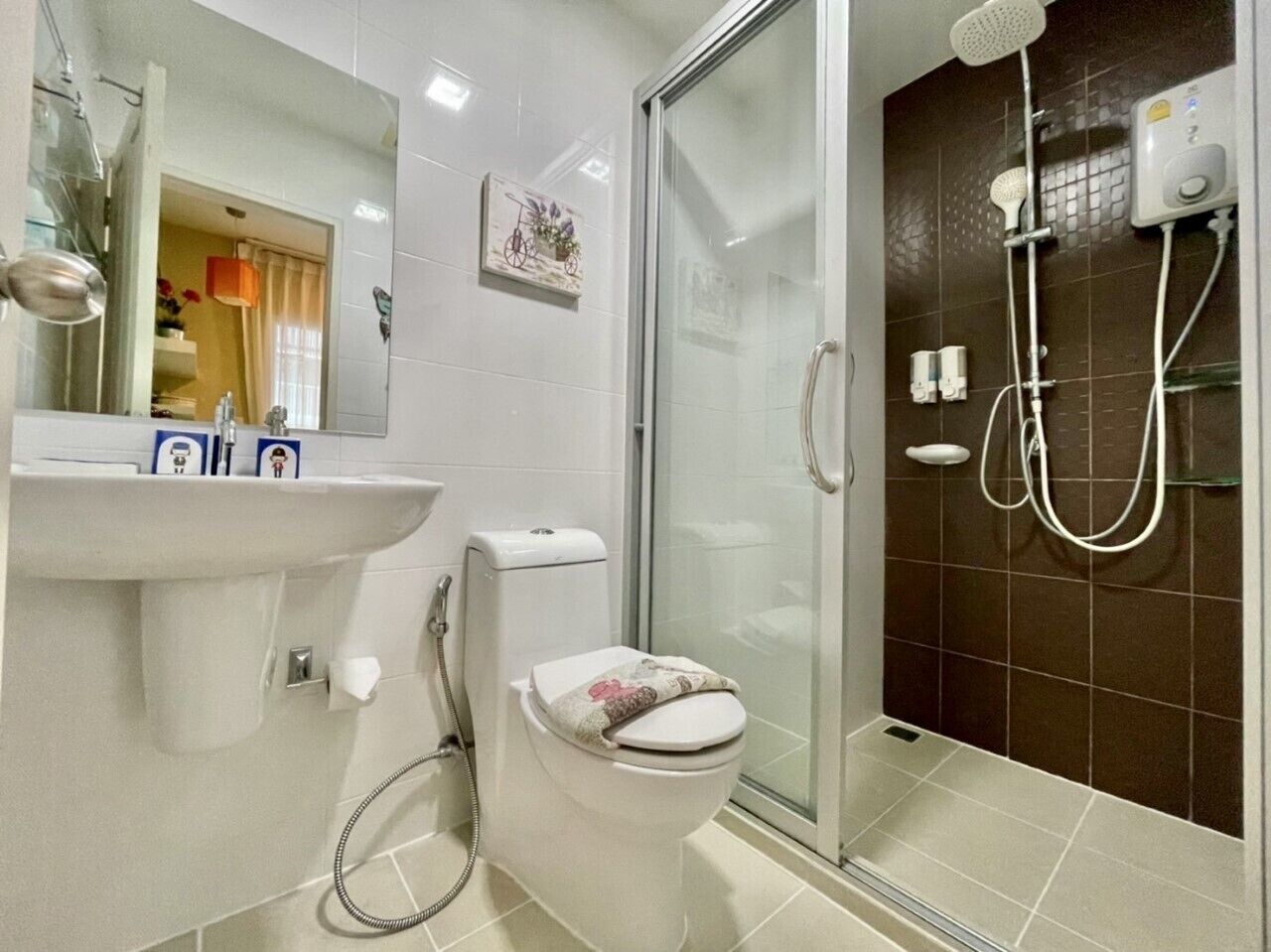 Deluxe kamer | Badkamer | Een douche, gratis toiletartikelen, een haardroger, handdoeken