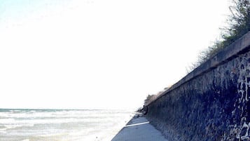 在海灘附近