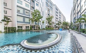 室外游泳池,日光浴躺椅