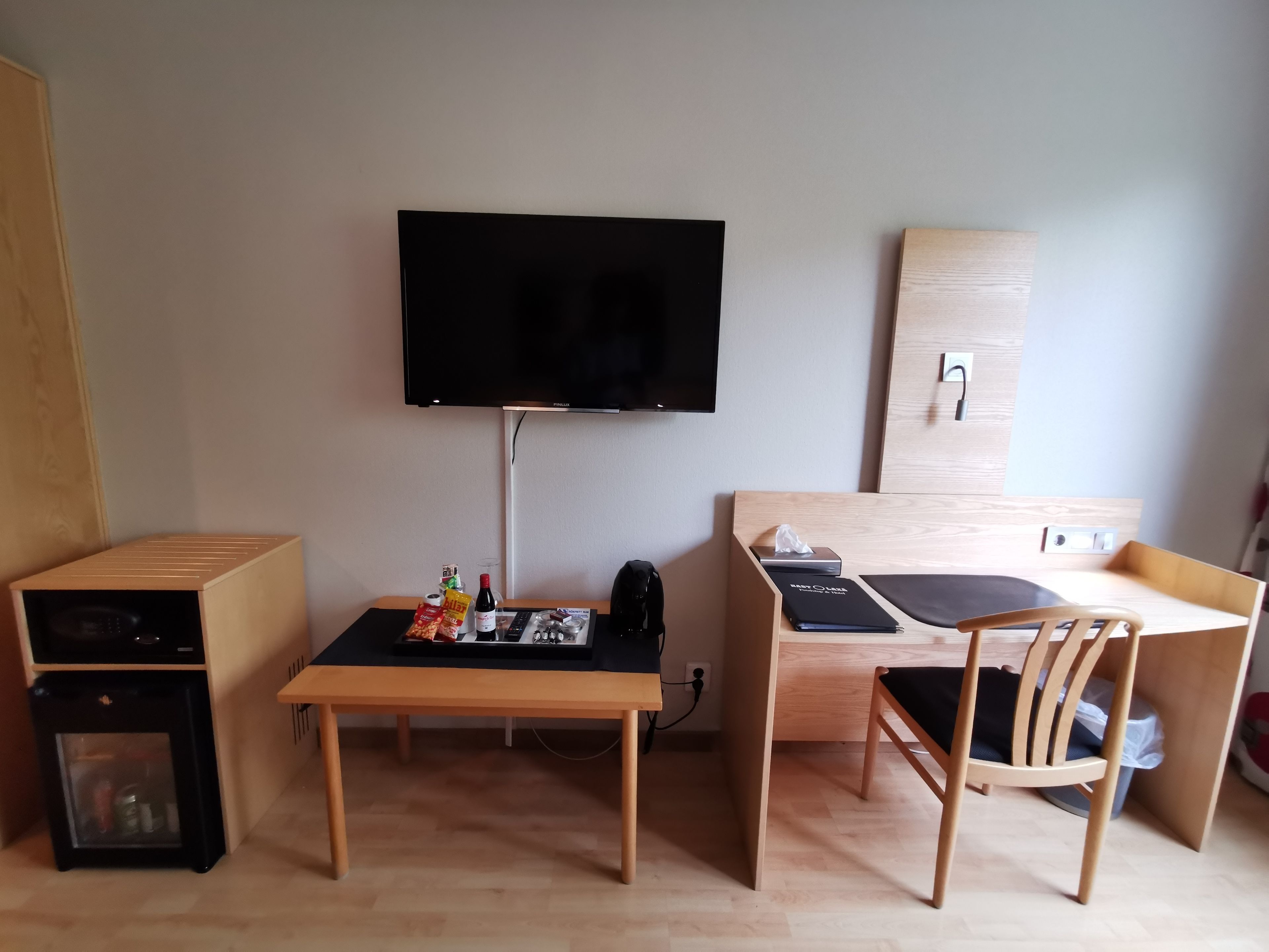 Deluxe Room | In-room safe, desk, soundproofing, iron/ironing board