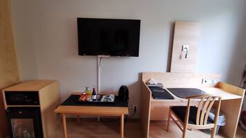 Deluxe Room | In-room safe, desk, soundproofing, iron/ironing board