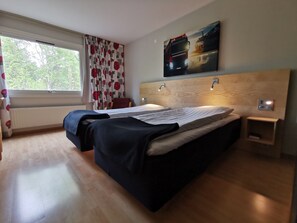 Caja de seguridad en la habitación y escritorio