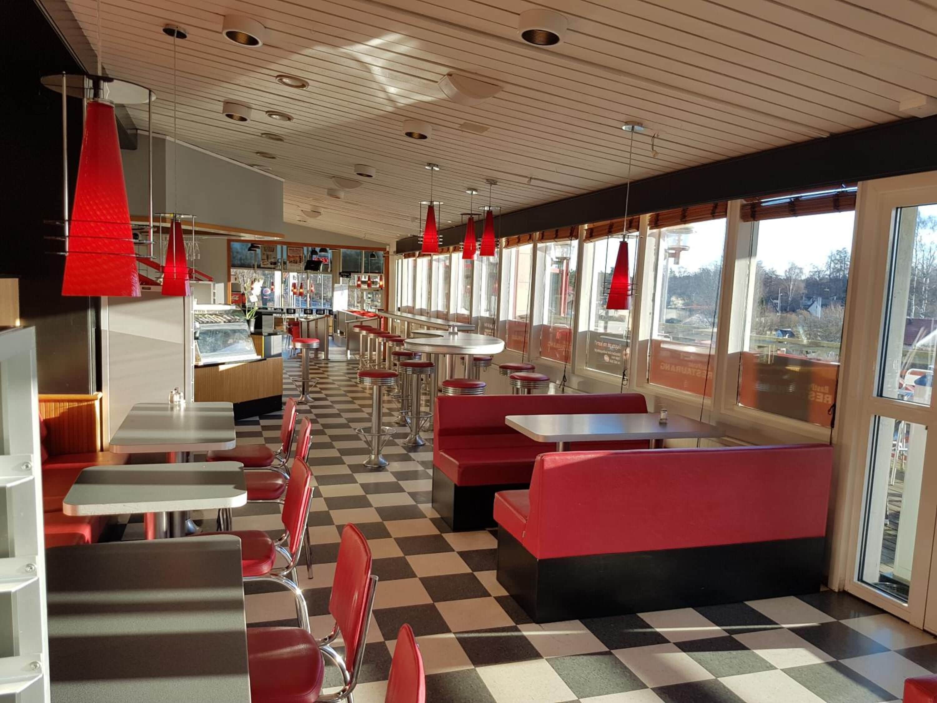 Breakfast, lunch and dinner served