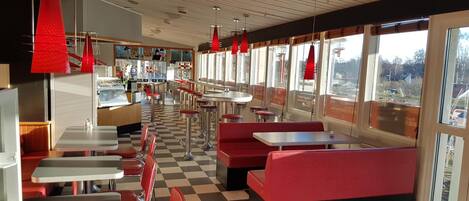 Serveert ontbijt, lunch en diner