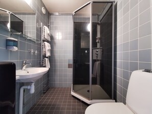 Douche, articles de toilette gratuits, serviettes fournies
