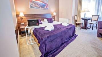 Chambre Deluxe Double ou avec lits jumeaux, balcon | Literie de qualité supérieure, bureau, fer et planche à repasser