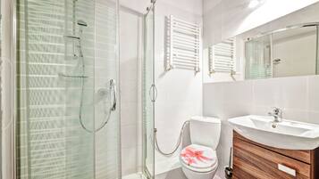 Buồng tắm vòi sen, đồ dùng nhà tắm miễn phí, máy sấy tóc, khăn tắm