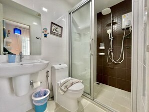Deluxe Apartment | Bathroom | Shower, rainfall showerhead, free toiletries, hair dryer - The Trust Huahin Condo Pool View by Dome (Hua Hin)