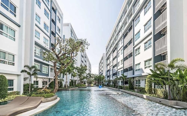 Outdoor pool, pool loungers - The Trust Huahin Condo Pool View by Dome (Hua Hin)