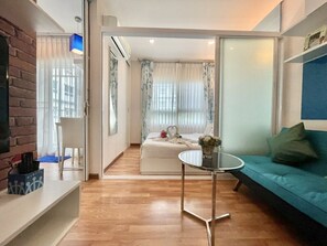 Apartamento luxo | Área de estar | TV LED 37 polegadas com canais a cabo, TV, DVD player