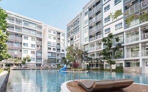 Piscina externa, espreguiçadeiras