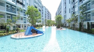 Kolam renang outdoor, dengan kursi berjemur