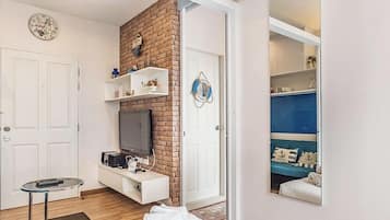 Apartemen Deluks | Ruang keluarga | Televisi LED 37-inci dengan saluran TV kabel, TV, dan pemutar DVD