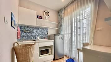 Deluxe Apartment | Private kitchen | Fridge, microwave, electric kettle, cookware/dishes/utensils