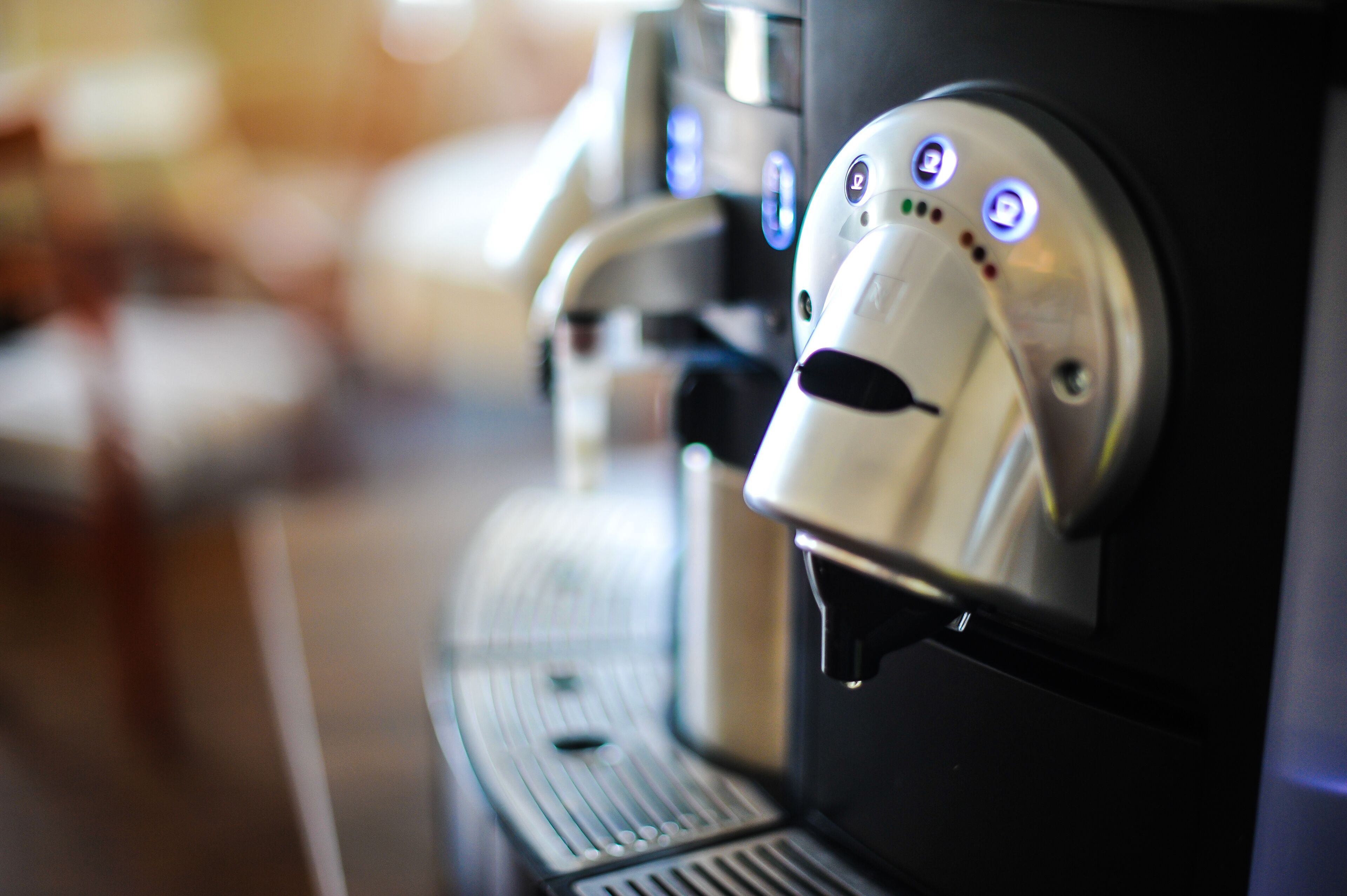 Una máquina de café con pantalla digital y depósito de agua.