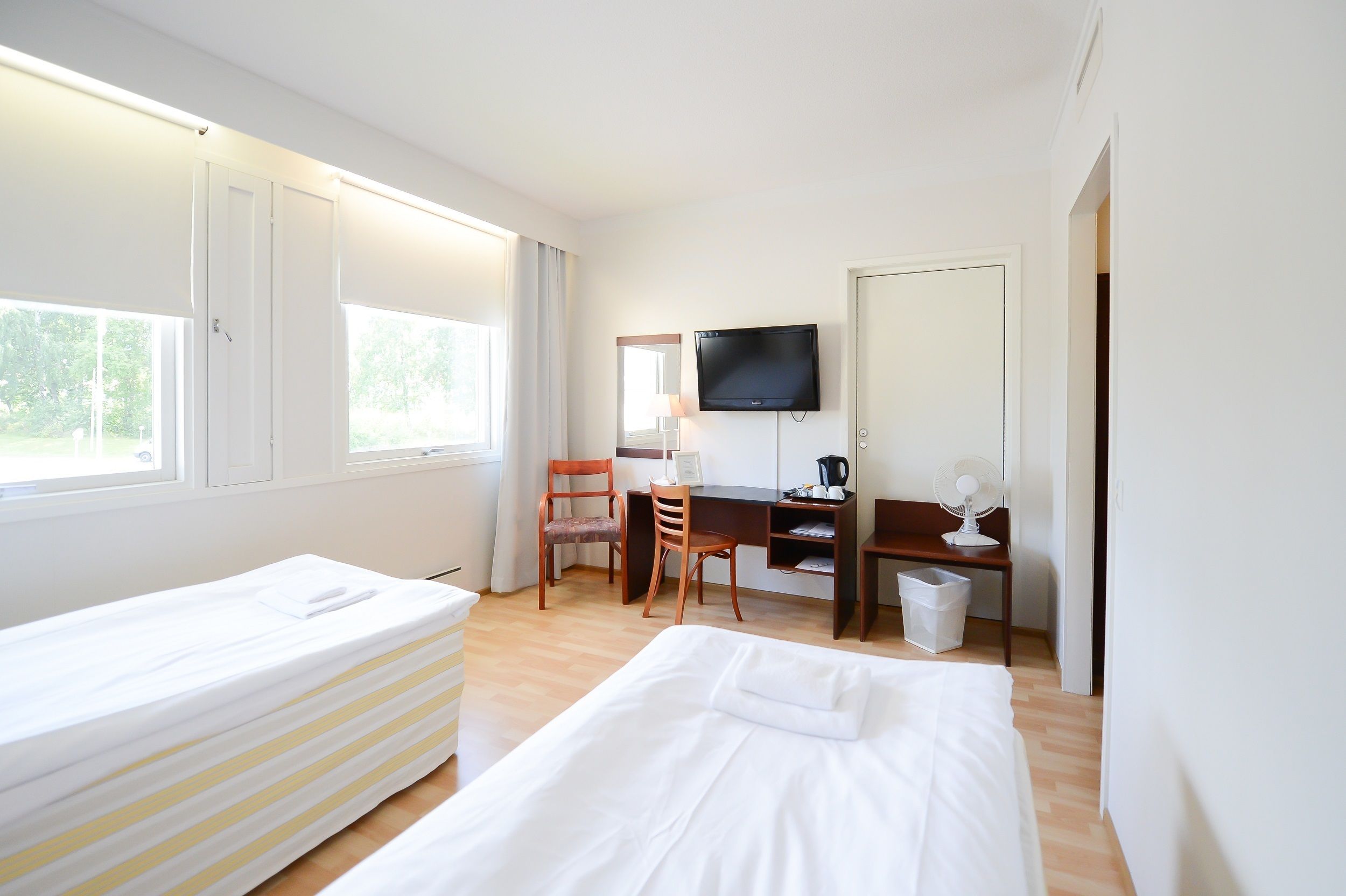 twin room | desk, blackout curtains, rollaway beds, free wifi