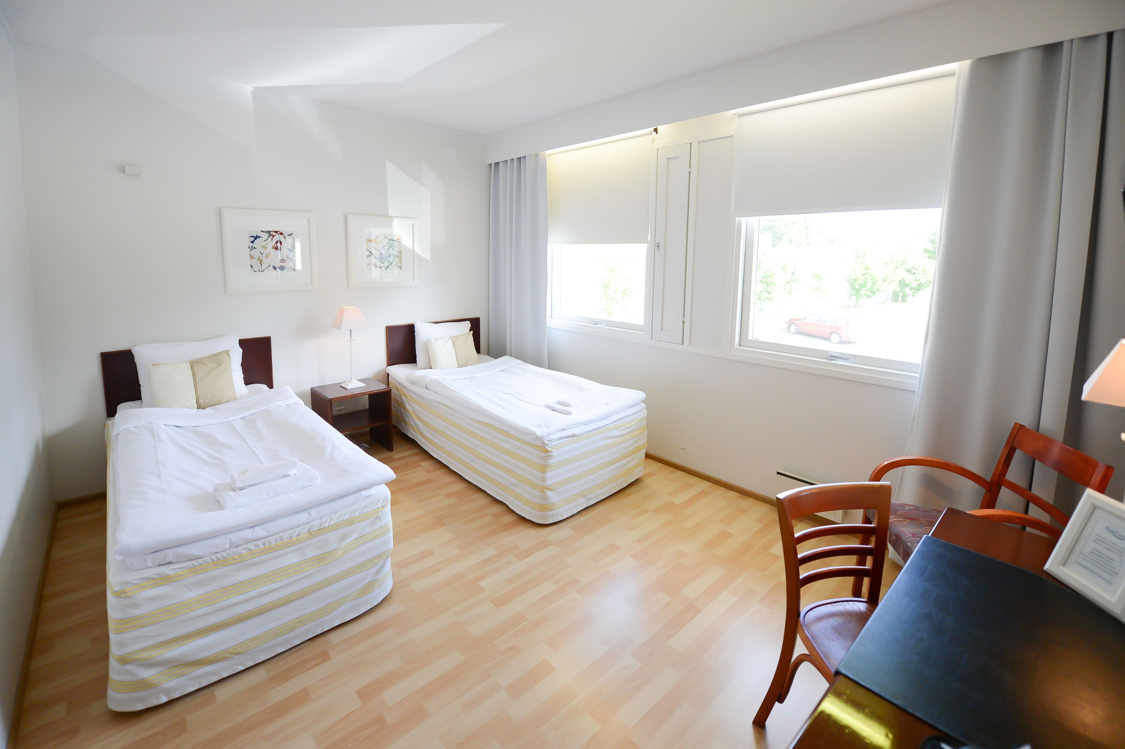 ツインルーム | デスク、遮光カーテン、可動式ベッド、WiFi (無料)