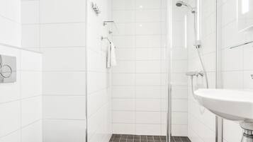 Een douche, een haardroger, handdoeken