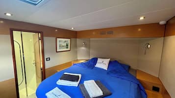 Deluxe Double Room, 1 Katil Kelamin (Double), Lake View (Belotte) | Peti besi dalam bilik, Wi-fi percuma, cadar katil