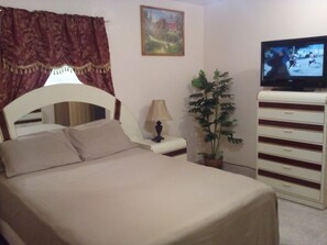 Chambre Deluxe, 1 grand lit, vue sur le jardin, côté jardin | Literie de qualité, couette en duvet, fer et planche à repasser