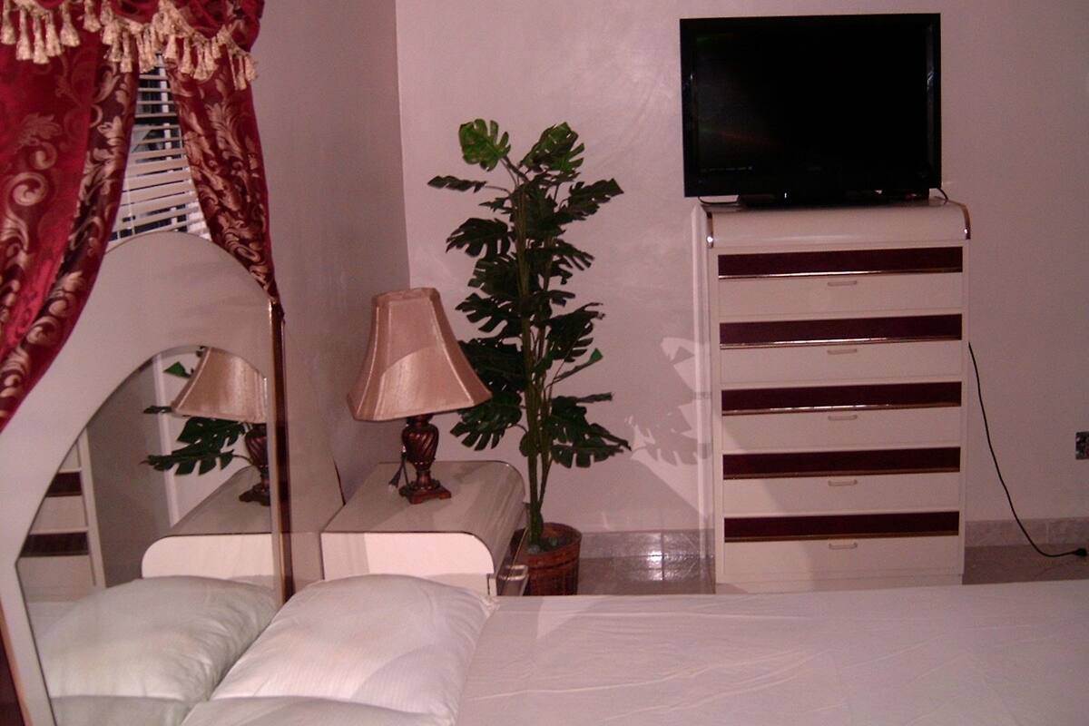 Deluxe Room, 1 Queen Bed, Garden View, Garden Area | Premium bedding, down comforters, iron/ironing board (on request)
