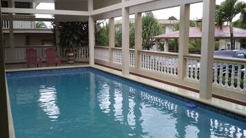 Piscina externa, espreguiçadeiras