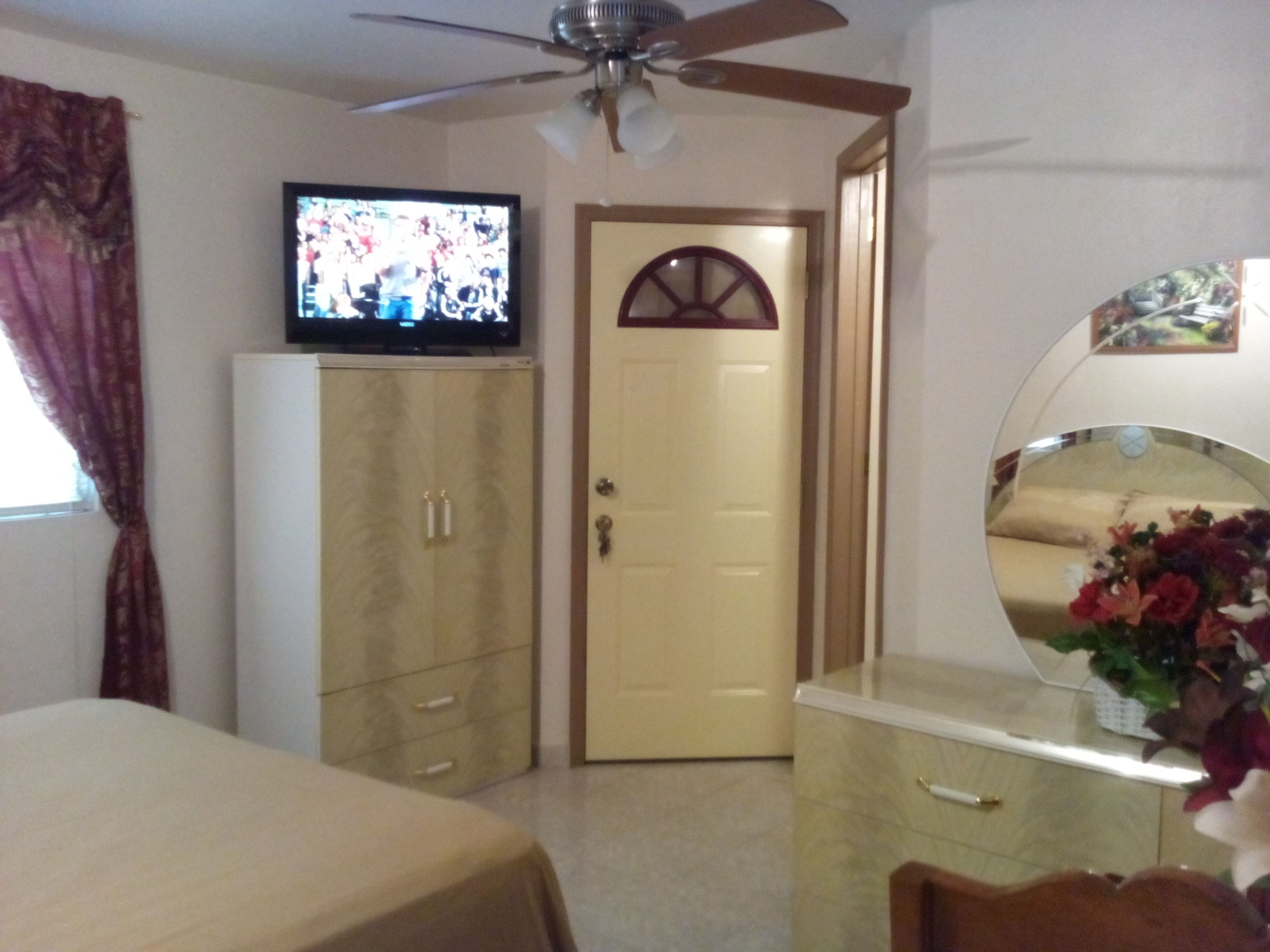 Hochwertige Bettwaren, Daunenbettdecken, Bügeleisen/Bügelbrett