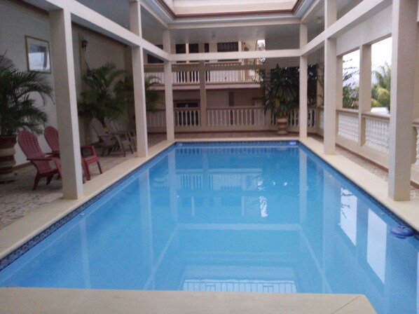 Piscine extérieure, chaises longues