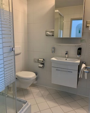 Phòng tắm | Buồng tắm vòi sen, máy sấy tóc, khăn tắm, xà phòng 