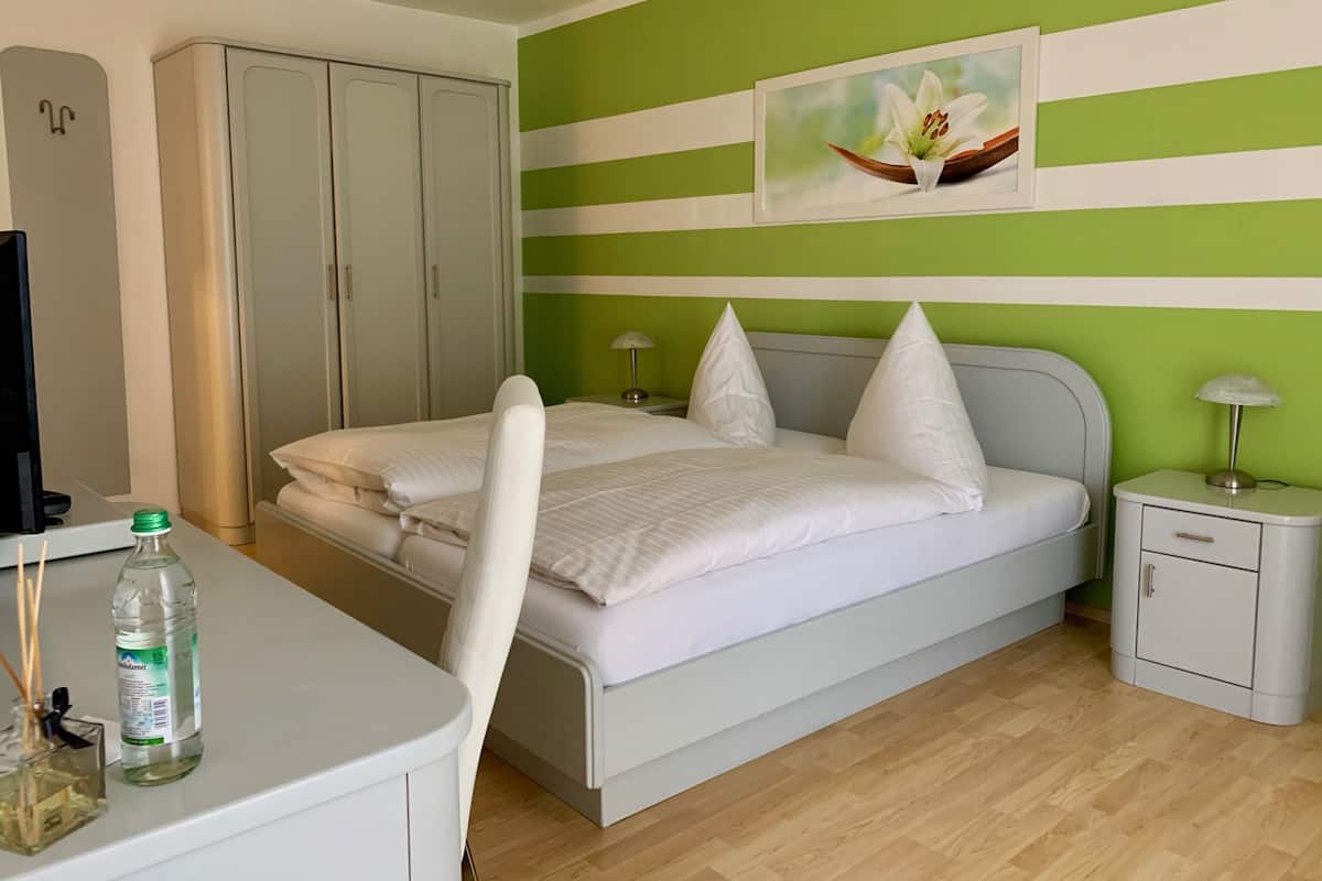 Studio | Premium bedding, desk, iron/ironing board, free WiFi