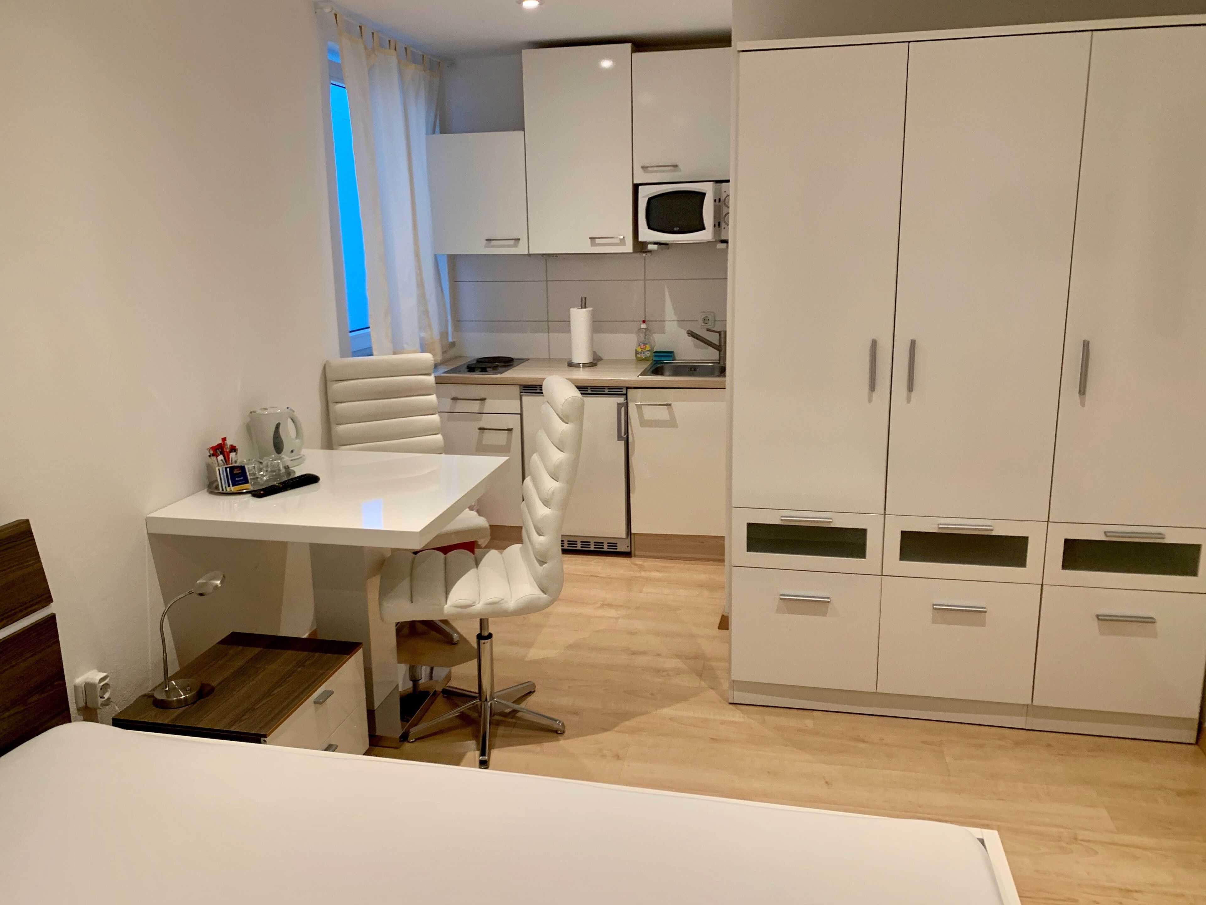 أغطية فراش متميزة ومكتب ومساحة عمل للكمبيوتر المحمول وستائر تعتيم