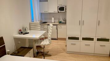 Hochwertige Bettwaren, Schreibtisch, laptopgeeigneter Arbeitsplatz