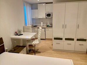 Hochwertige Bettwaren, Schreibtisch, laptopgeeigneter Arbeitsplatz