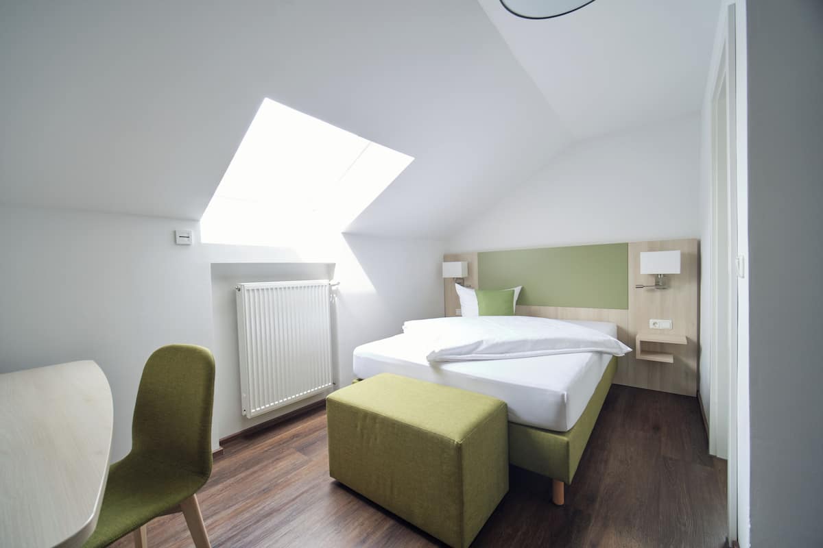 Phòng đơn, không hút thuốc, phòng tắm riêng | Bộ đồ giường cao cấp, bàn, khu vực làm việc phù hợp cho laptop