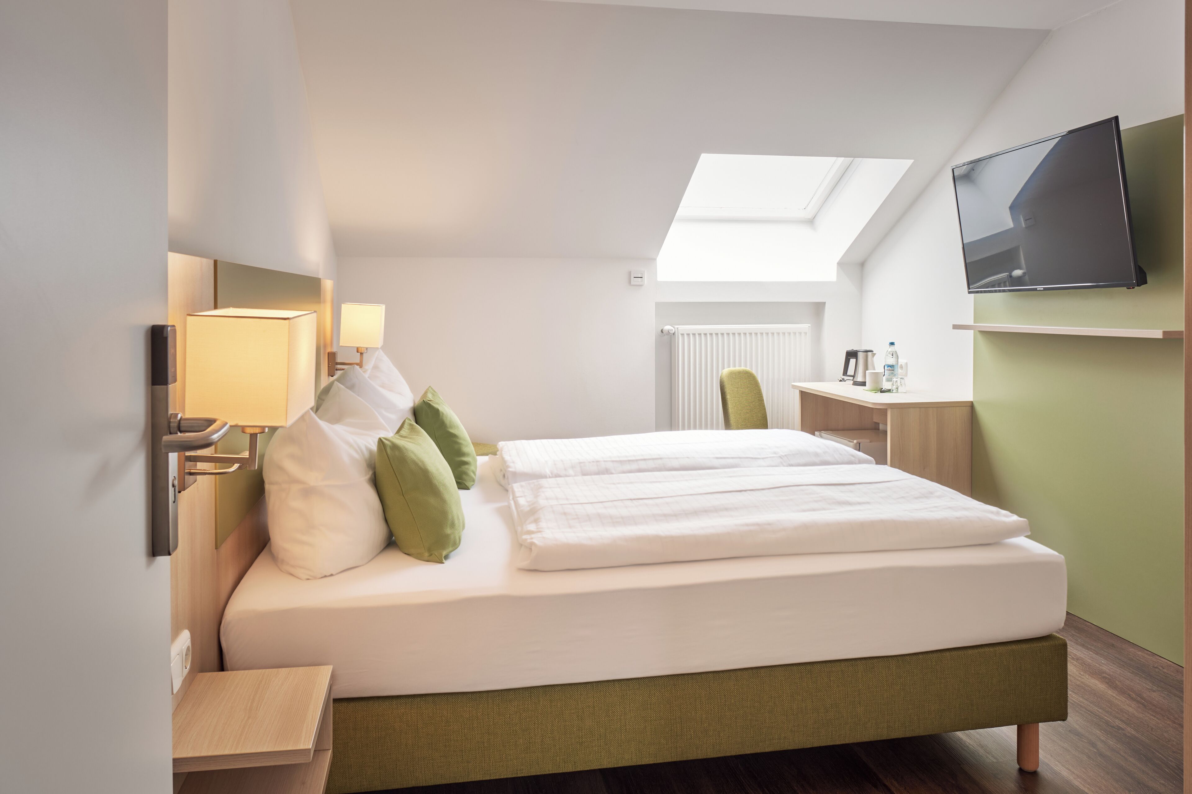 Economy-dobbeltværelse | Premium-sengetøj, skrivebord, arbejdsområde til bærbare computere