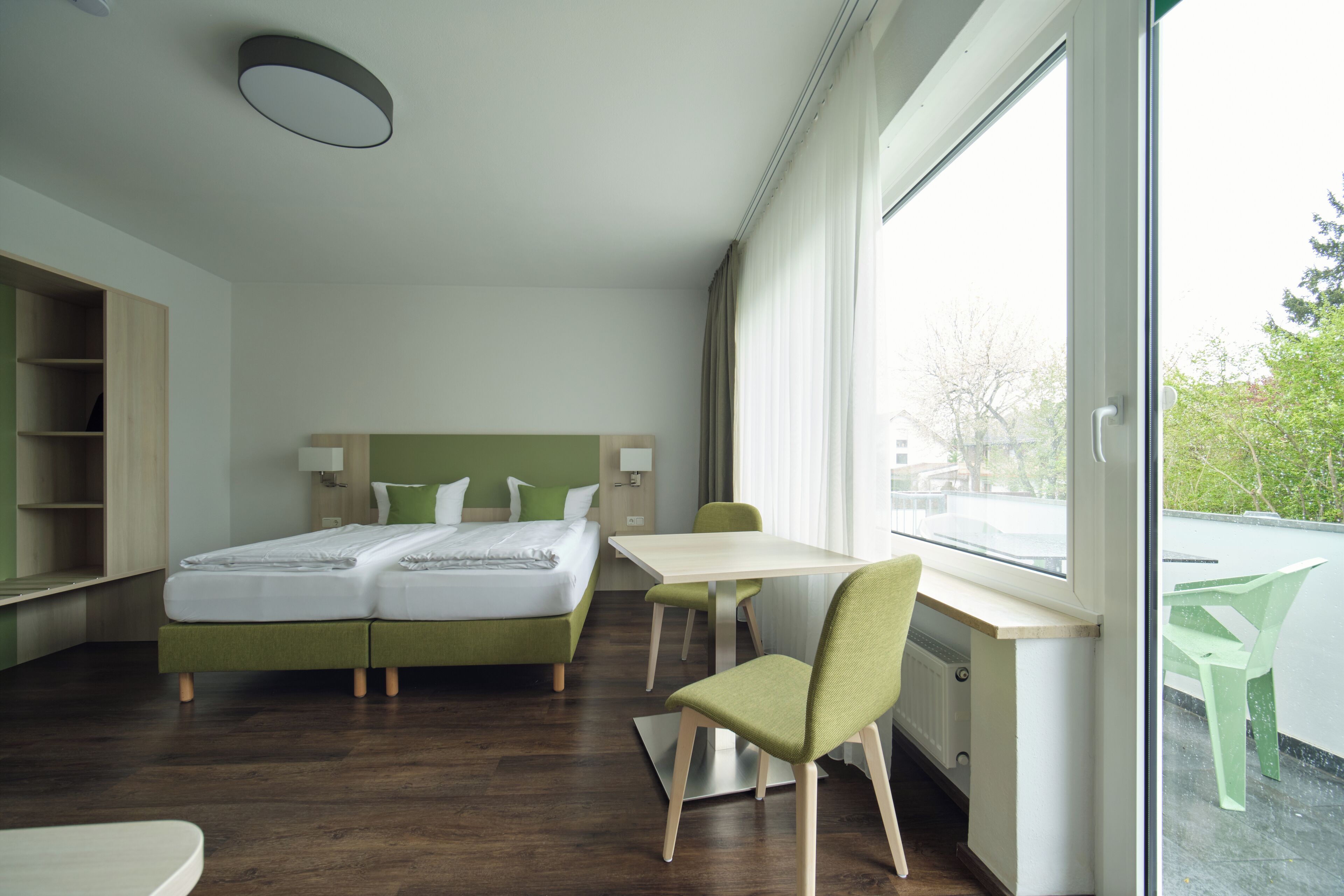 Familieværelse til 4 personer - balkon - udsigt til have | Premium-sengetøj, skrivebord, arbejdsområde til bærbare computere