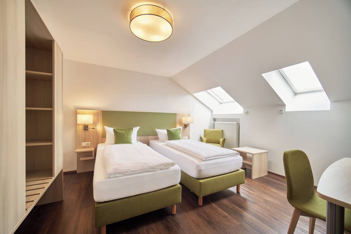 Phòng đôi tiện nghi đơn giản, không hút thuốc, phòng tắm riêng | Bộ đồ giường cao cấp, bàn, khu vực làm việc phù hợp cho laptop