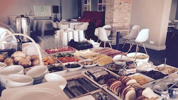Daily buffet breakfast (PLN 65 per person)