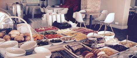 Päivittäinen buffetaamiainen (65 PLN per henkilö)