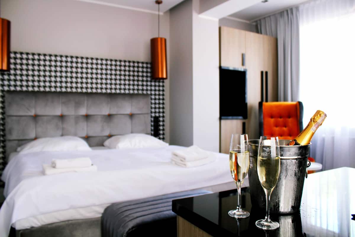 In-room safe, desk, blackout drapes, soundproofing