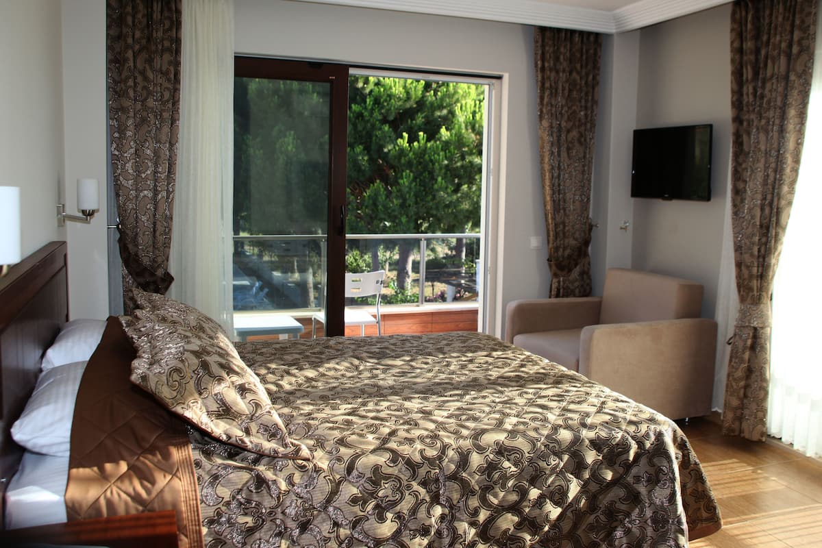 Egyptian cotton sheets, premium bedding, minibar, desk
