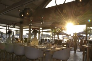 3 restaurants, serveren ontbijt