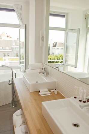 Suite, Sauna, Meerblick (Terrace) | Badezimmer | Dusche, Regendusche, kostenlose Toilettenartikel, Haartrockner